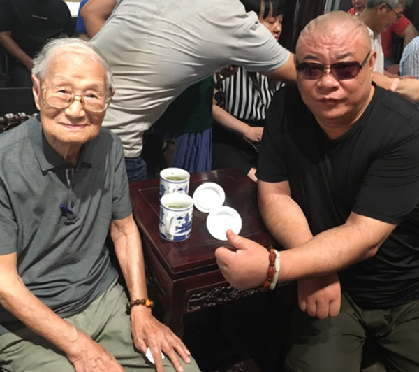 丁祖敏与上海最高寿(105岁)的书画家顾振乐老人(左)在一起